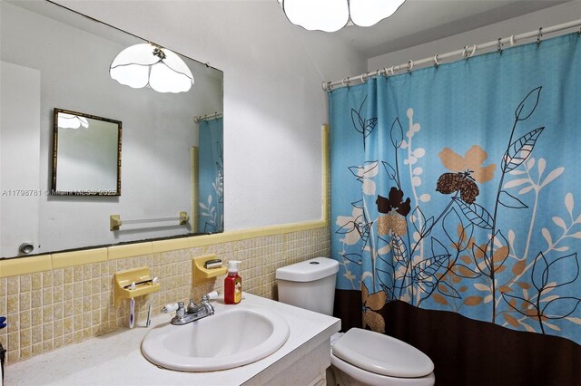4216 NW 52nd Ave, Lauderdale Lakes, FL 33319 - bathroom featuring toilet, vanity, wainscoting, and a shower with curtain