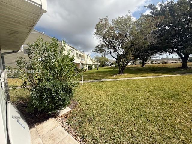 3437 NW 44th St Unit 101, Oakland Park, FL 33309 - view of green lawn