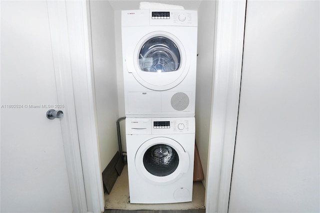 605 Oaks Dr Unit 203, Pompano Beach, FL 33069 - laundry area featuring stacked washing machine and dryer