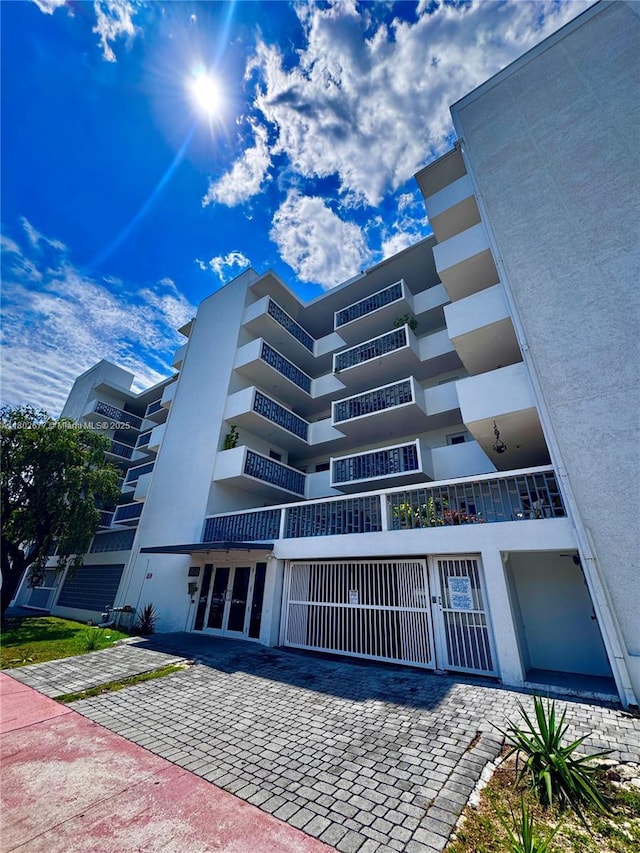 view of apartment building / complex