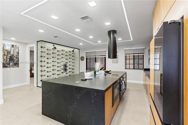 1504 Passion Vine Cir Unit 23-4, Weston, FL 33326 - kitchen with dark countertops, baseboards, a spacious island, electric cooktop, and island exhaust hood