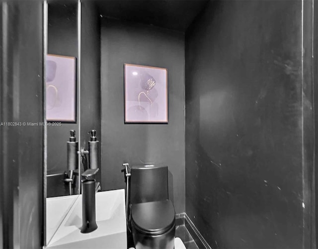 726 NE 17th Way, Fort Lauderdale, FL 33304 - bathroom with toilet, vanity, and baseboards