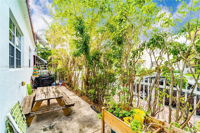 8335 E Crespi Blvd Unit 4, Miami Beach, FL 33141 - view of yard featuring fence