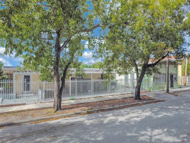 3446 NW 1st Ave, Miami, FL 33127 - surrounding community featuring a fenced front yard