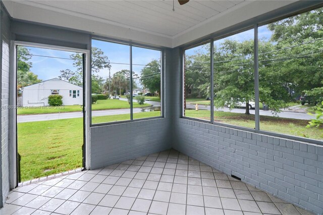 2196 Traymore Rd, Jacksonville, FL 32207 - unfurnished sunroom featuring ceiling fan