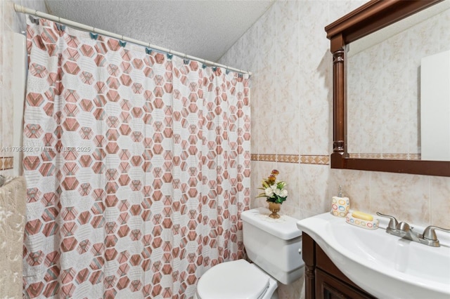 260 Taft Blvd, Clewiston, FL 33440 - bathroom with toilet, vanity, a shower with curtain, wallpapered walls, and tile walls