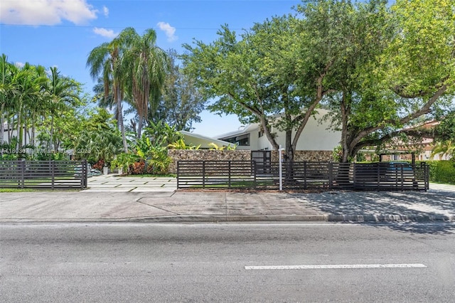 view of front facade featuring a fenced front yard