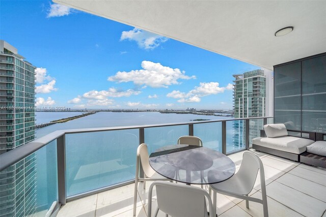 480 NE 31st St Unit 4207, Miami, FL 33137 - balcony featuring a water view