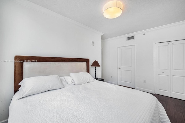170 SE 14th St Unit 2805, Miami, FL 33131 - bedroom featuring dark wood finished floors, ornamental molding, a closet, and baseboards