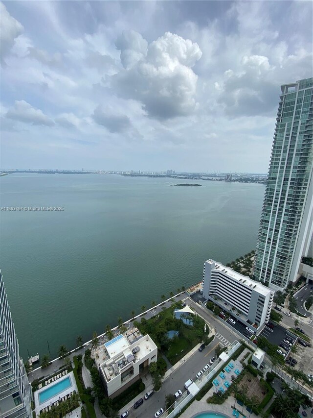 650 NE 32nd St Unit 3704, Miami, FL 33137 - bird's eye view of a pool area and a large body of water