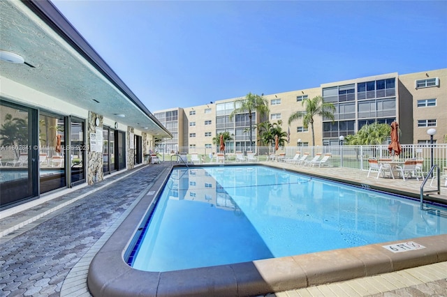 424 SE 10th St Unit 405, Dania Beach, FL 33004 - view of community pool