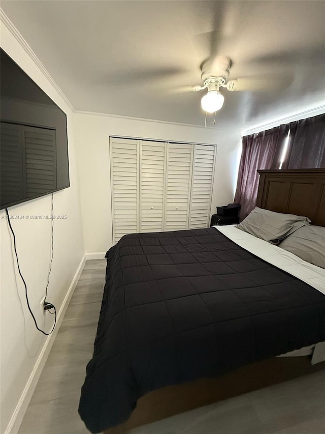 3195 W 10th Ave, Hialeah, FL 33012 - bedroom featuring baseboards, a closet, ceiling fan, and wood finished floors