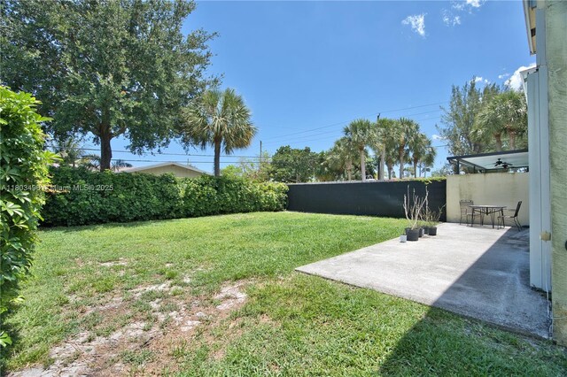 view of yard with a patio area