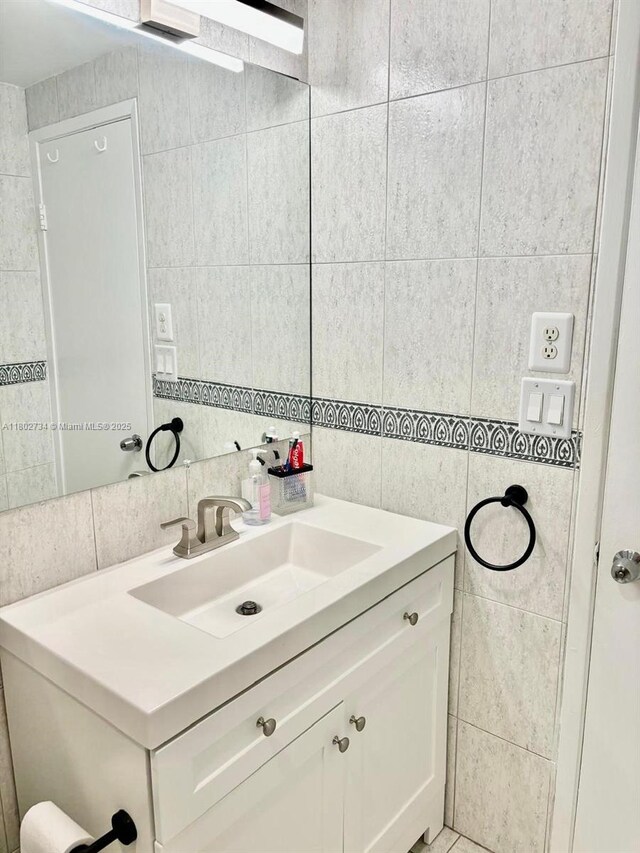 400 Kings Point Dr Unit 928, Sunny Isles Beach, FL 33160 - bathroom featuring tile walls, vanity, and backsplash