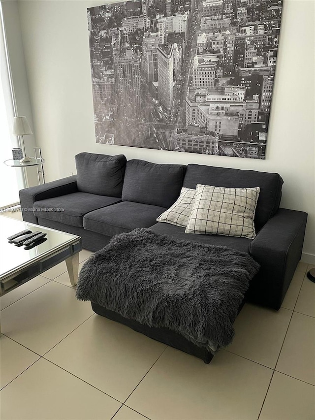 31 SE 6th St Unit 907, Miami, FL 33131 - tiled living area with a view of city