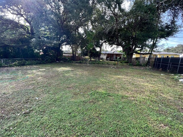 1472 NE 150th St, Miami, FL 33161 - view of yard featuring fence