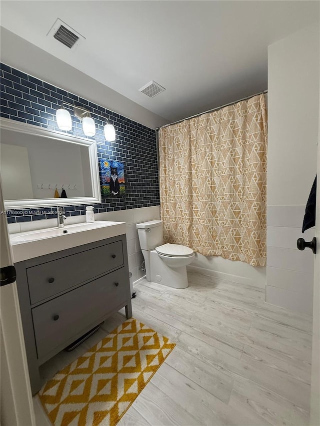 513 Racquet Club Rd Unit 56, Weston, FL 33326 - bathroom with tile walls, wood finished floors, vanity, and shower / bath combo