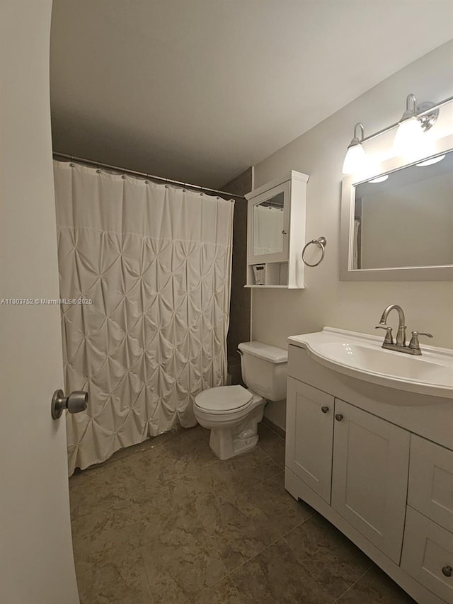 full bathroom featuring toilet, vanity, and a shower with shower curtain