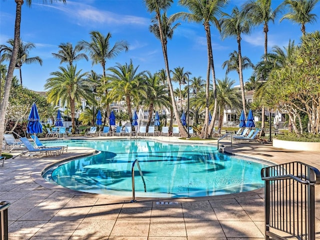 3144 NE 212th St, Aventura, FL 33180 - community pool with a patio area