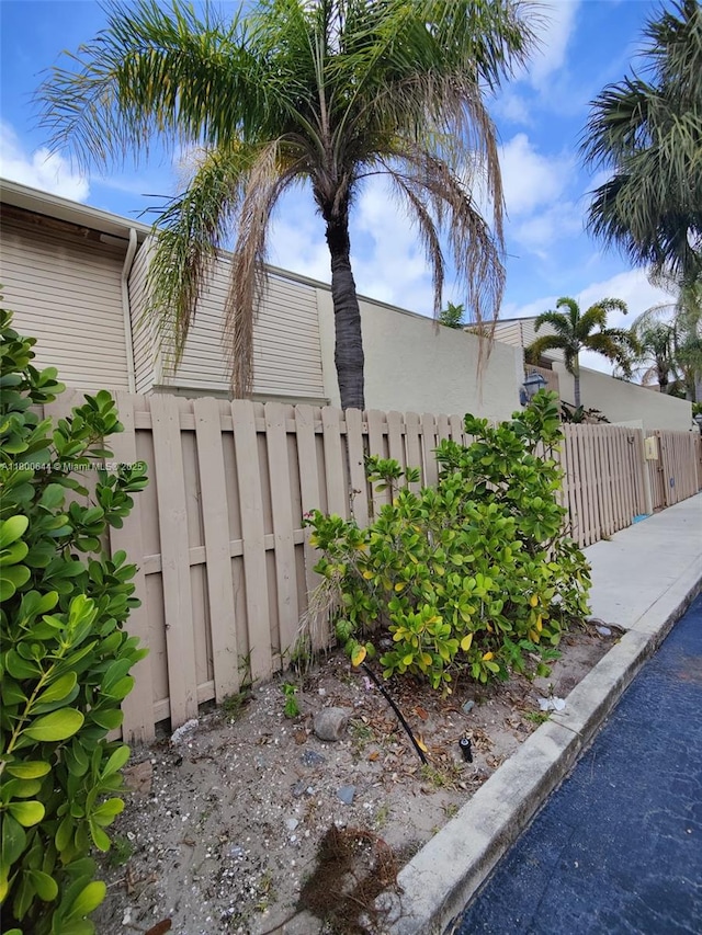616 Executive Center Dr Unit 107, West Palm Beach, FL 33401 - view of side of home