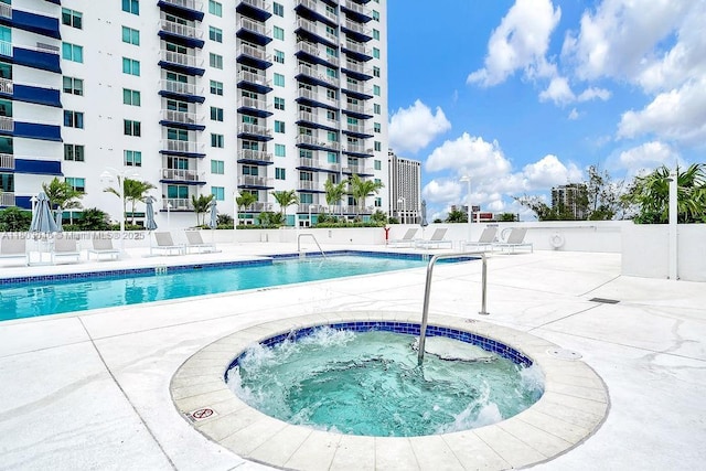 275 NE 18th St Unit 306, Miami, FL 33132 - community pool with a community hot tub and a patio area