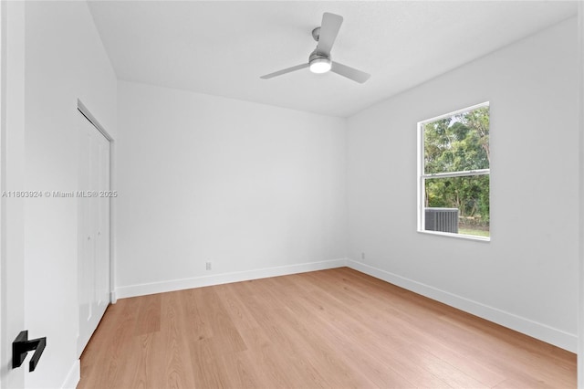 unfurnished room featuring light wood-type flooring, baseboards, and ceiling fan