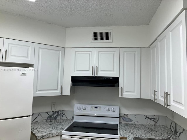 213 Lake Pointe Dr Unit 112, Oakland Park, FL 33309 - kitchen featuring white appliances, under cabinet range hood, white cabinets, a textured ceiling, and light countertops