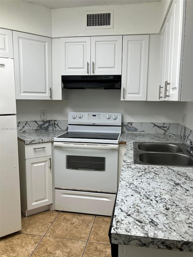 213 Lake Pointe Dr Unit 112, Oakland Park, FL 33309 - kitchen featuring white appliances, under cabinet range hood, a sink, white cabinetry, and light countertops