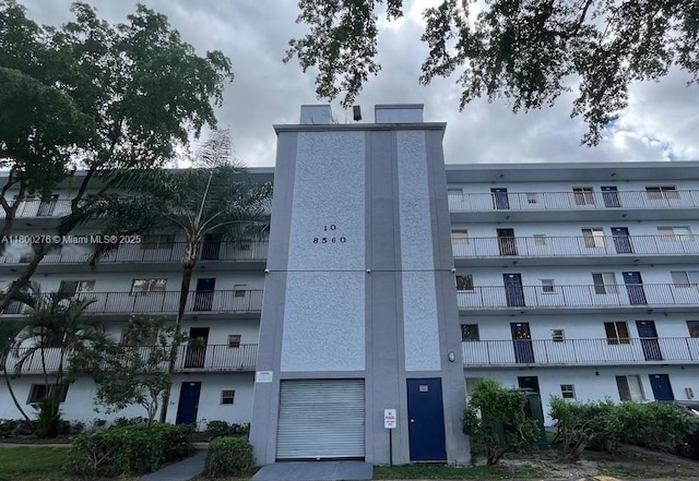 view of apartment building / complex