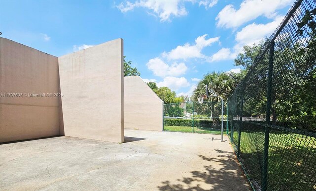 2151 NW 96th Ter Unit 15L, Pembroke Pines, FL 33024 - view of patio featuring community basketball court