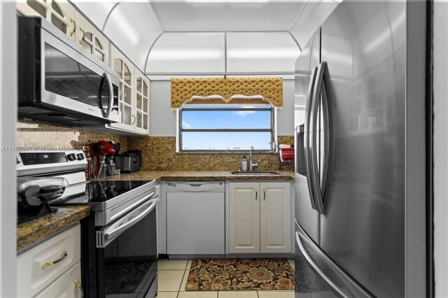 900 Colony Point Cir Unit 523, Pembroke Pines, FL 33026 - kitchen featuring appliances with stainless steel finishes, tasteful backsplash, ceiling fan, light tile patterned floors, and white cabinets