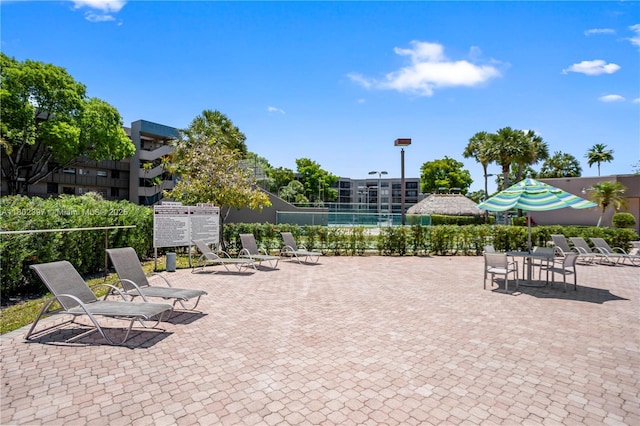 900 Colony Point Cir Unit 523, Pembroke Pines, FL 33026 - view of property's community with fence