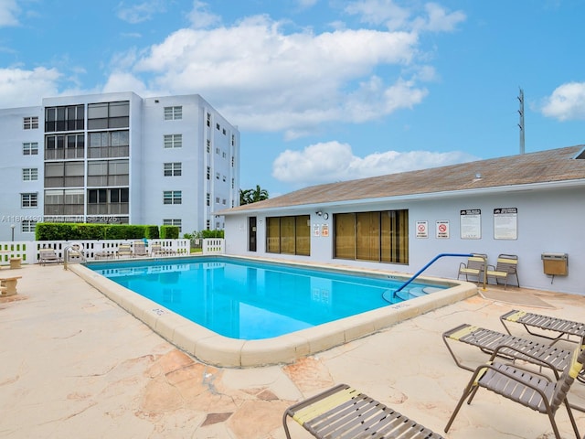170 SE 5th Ave Unit 505, Dania Beach, FL 33004 - community pool with a patio