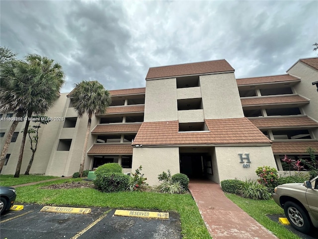 601 Ives Dairy Rd Unit 401-8, Miami, FL 33179 - view of building exterior featuring uncovered parking