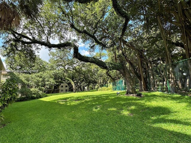 601 Ives Dairy Rd Unit 401-8, Miami, FL 33179 - view of yard