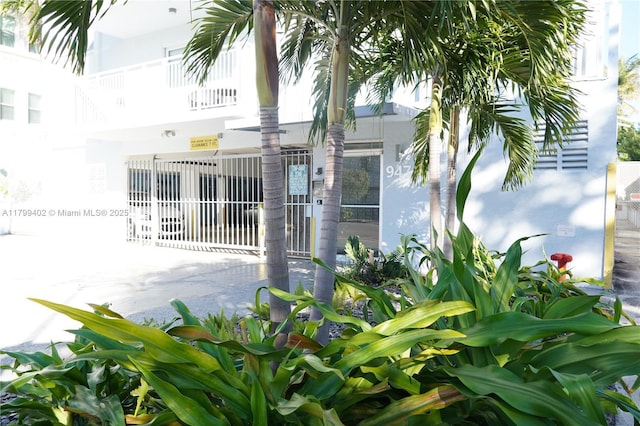 947 Lenox Ave Unit 504, Miami Beach, FL 33139 - view of exterior entry with fence