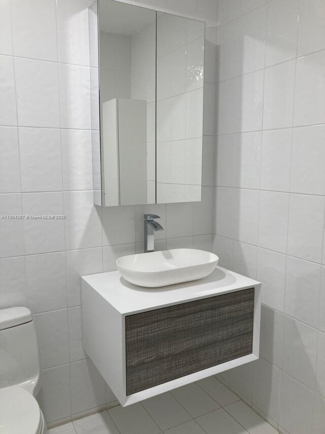 3321 SW 110th Ave, Miami, FL 33165 - bathroom featuring tile walls, toilet, vanity, and tile patterned floors