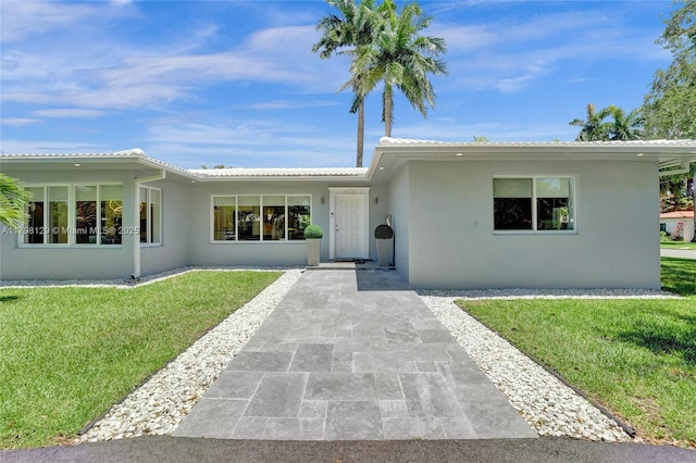 626 S 13th Ave, Hollywood, FL 33019 - ranch-style house featuring a front yard and stucco siding
