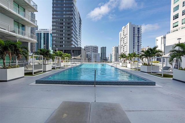 690 SW 1st Ct Unit Phi26, Miami, FL 33130 - community pool featuring a patio and a view of city