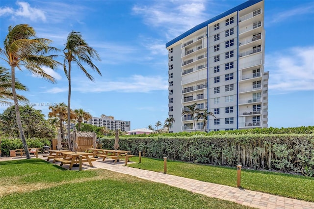 800 SE 20th Ave Unit 303, Deerfield Beach, FL 33441 - view of property's community with a yard