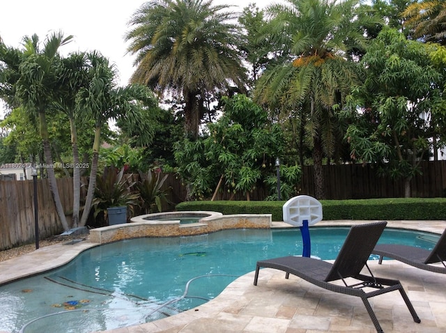 21046 SW 133rd Ct, Miami, FL 33177 - view of swimming pool featuring an in-ground hot tub and a fenced backyard