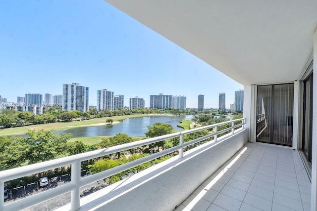 20355 NE 34th Ct Unit 929, Aventura, FL 33180 - balcony featuring a water view and a view of skyline