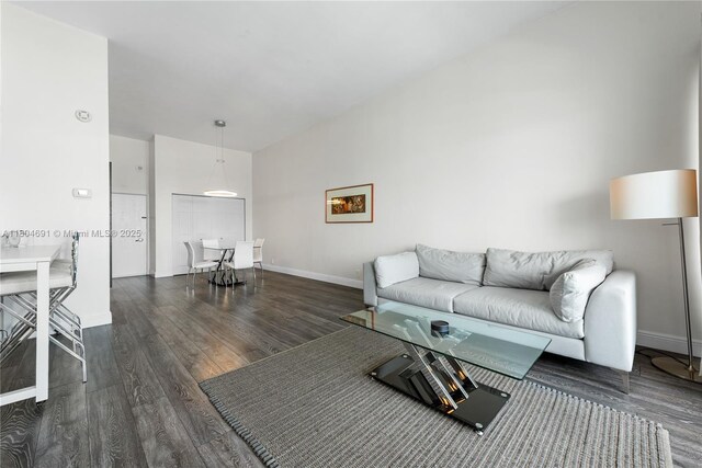 6770 Indian Creek Dr Unit Tsa1, Miami Beach, FL 33141 - living room with wood finished floors and baseboards