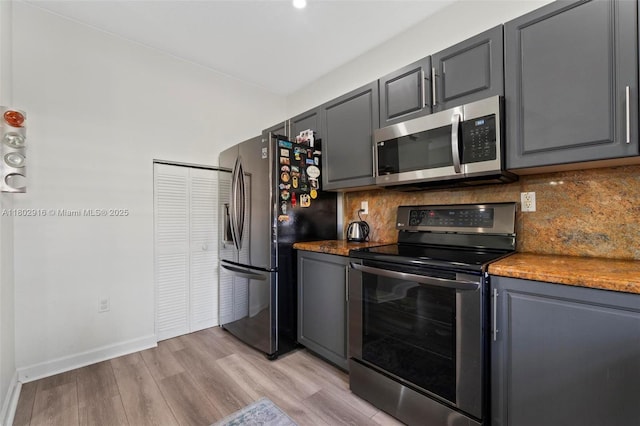 922 SW 148th Pl, Miami, FL 33194 - kitchen with stainless steel appliances, tasteful backsplash, gray cabinetry, and light wood finished floors