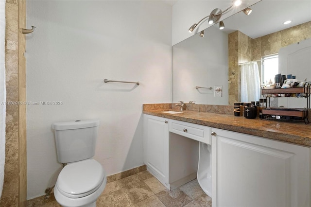 922 SW 148th Pl, Miami, FL 33194 - bathroom featuring baseboards, toilet, vanity, and a shower with curtain