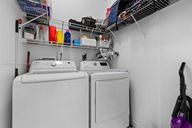 922 SW 148th Pl, Miami, FL 33194 - laundry room with washer and dryer