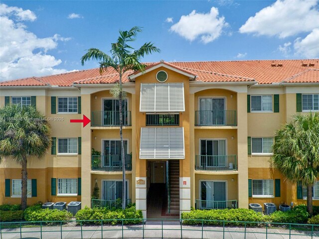 7330 NW 114th Ave Unit 304-5, Doral, FL 33178 - view of building exterior featuring fence and central air condition unit