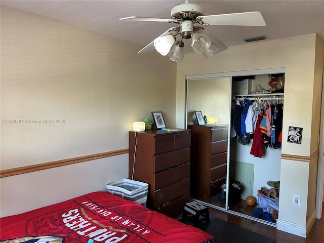13833 NW 22nd St, Sunrise, FL 33323 - bedroom featuring a closet, wood finished floors, a textured ceiling, and a ceiling fan