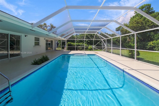 17640 SW 84th Ct, Palmetto Bay, FL 33157 - swimming pool featuring a patio