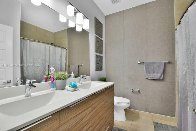 15678 NW 91st Ct, Miami Lakes, FL 33018 - bathroom featuring tile patterned flooring, toilet, double vanity, and curtained shower